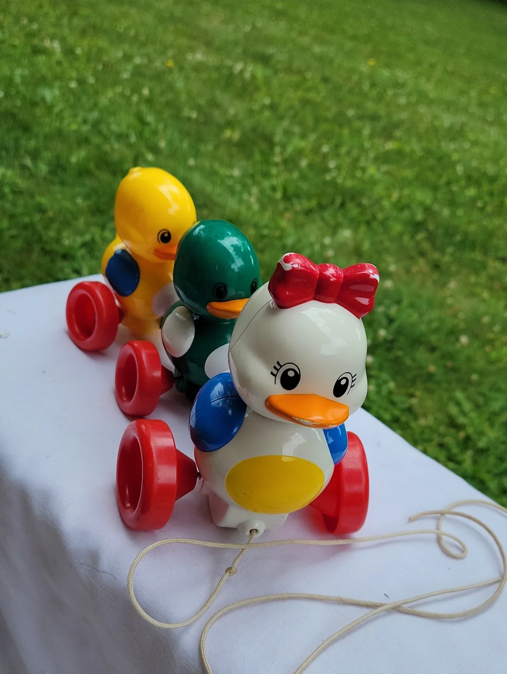 Vintage Pull-Along Duck Toy Trio in White, Yellow, Green